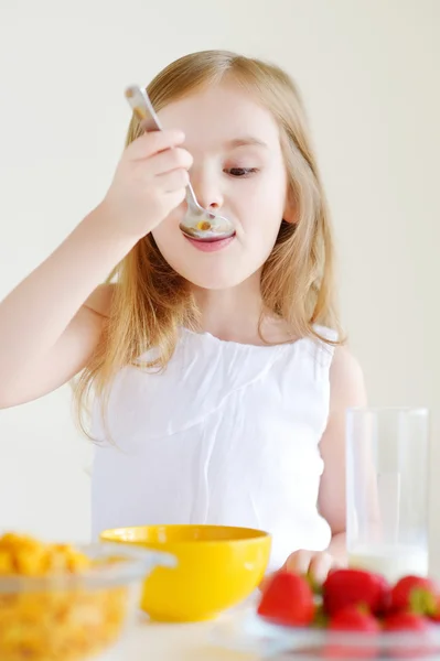 Girl eating cereal with milk — Stock Photo, Image