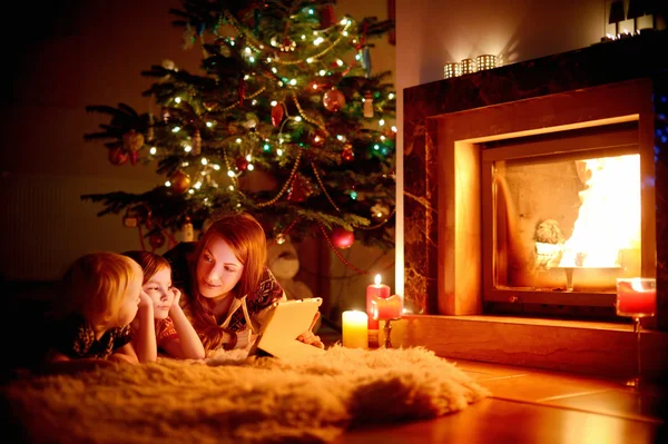 Mother and daughters near fireplace — Stock Photo, Image