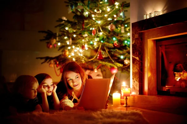 Madre e hijas en Navidad — Foto de Stock