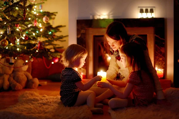 Mother and daughters near fireplace — Stock Photo, Image