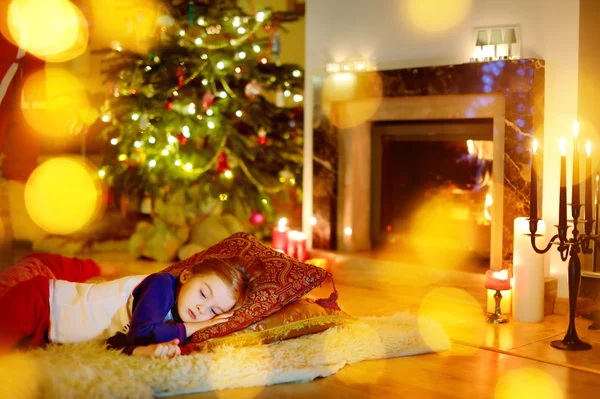 Κορίτσι ύπνου κάτω από το χριστουγεννιάτικο δέντρο — Φωτογραφία Αρχείου