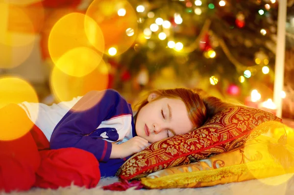 Fille dormir sous arbre de Noël — Photo