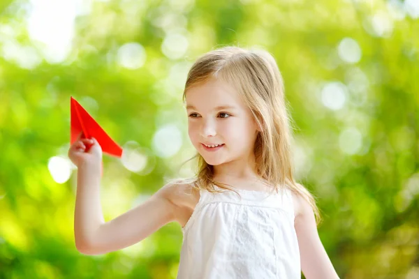 Niña sosteniendo papel plano — Foto de Stock