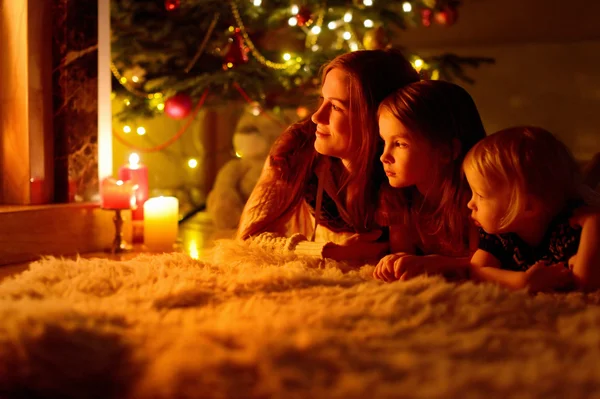 Mother and daughters near fireplace — Stock Photo, Image