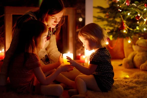 Mother and daughters near fireplace — Stock Photo, Image