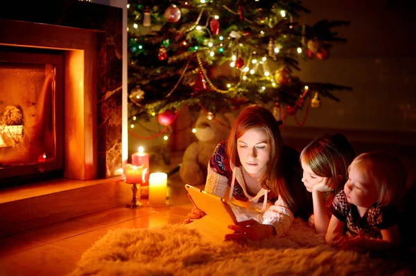 Anne ve kızı tablet PC'yi kullanma