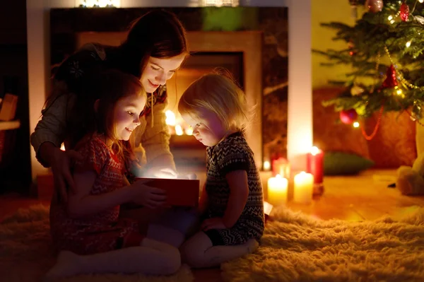 Mère et filles avec cadeau — Photo