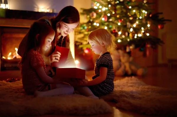 Madre e hijas con regalo —  Fotos de Stock