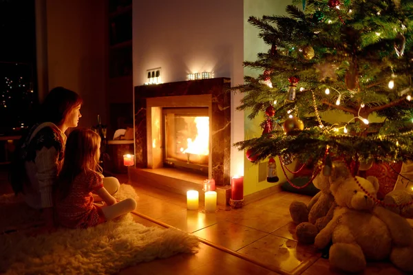 Mother and daughter near fireplace — Stock Photo, Image