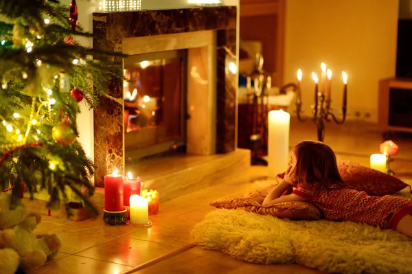 Girl near fireplace — Stock Photo, Image