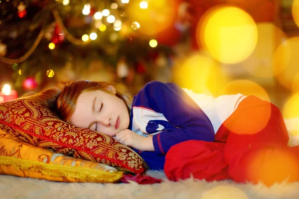 Dziewczyna spania pod choinkę — Zdjęcie stockowe
