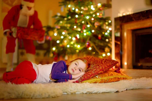 女孩睡在圣诞树下 — 图库照片