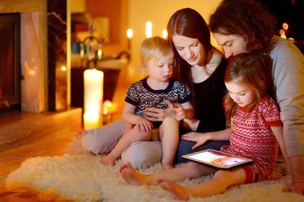 Familie nutzt Tablet-PC — Stockfoto