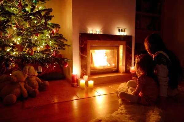 Mutter und Tochter in der Nähe von Kamin — Stockfoto