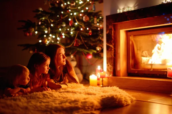 Mother and daughters near fireplace — Stock Photo, Image