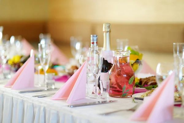 Hochzeitsfeier Tisch gedeckt — Stockfoto