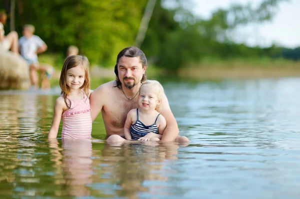 Hermanitas y padre en el río — Foto de Stock