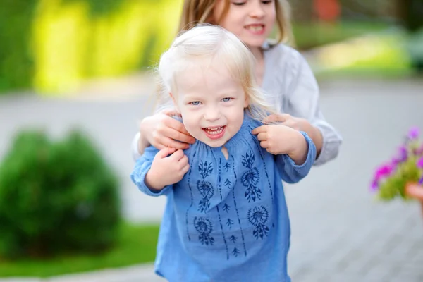 Kleine zusters plezier op zomerdag — Stockfoto