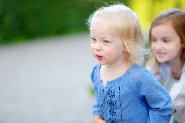 Lilla systrar att ha kul på sommardag — Stockfoto