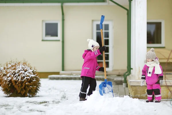 Kleine zusters op besneeuwde winterdag — Stockfoto