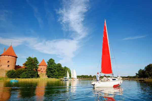 Segelboot über der Burg Trakai — Stockfoto