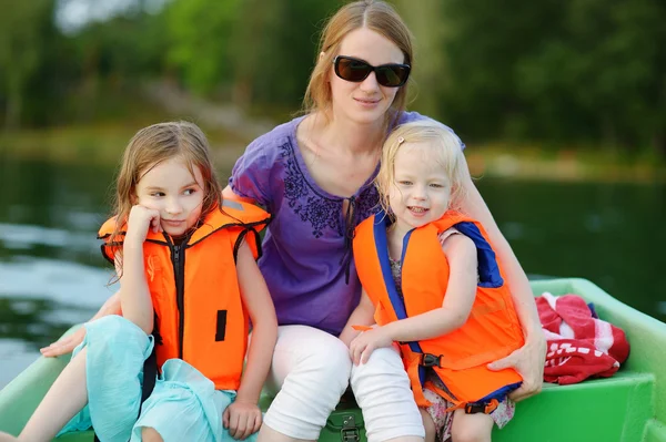 Мать и маленькие дочери на лодке — стоковое фото