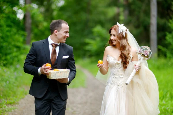 Jovem noiva e noivo dando um passeio — Fotografia de Stock