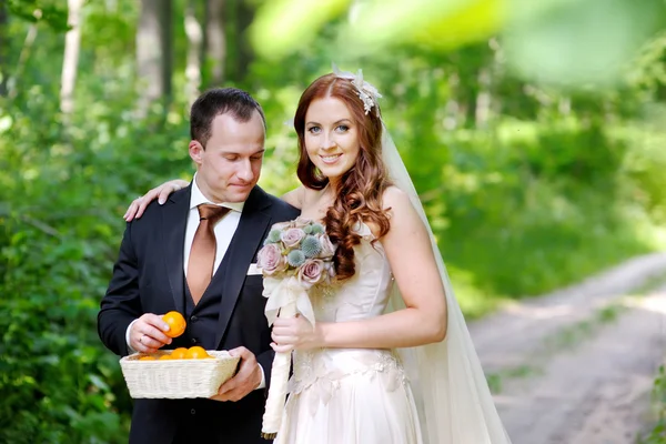 Giovane sposa e sposo fare una passeggiata — Foto Stock