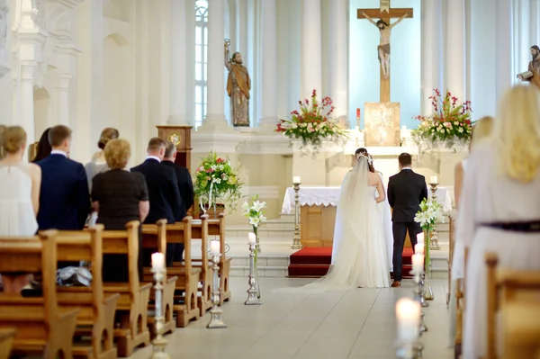 Noiva e noivo na igreja — Fotografia de Stock