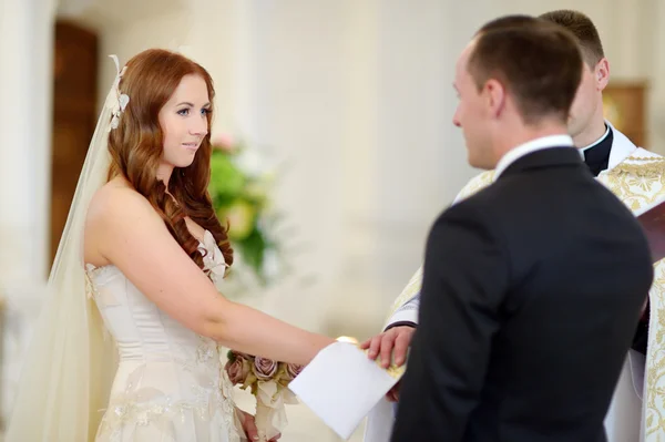 Novia y novio en la iglesia — Foto de Stock