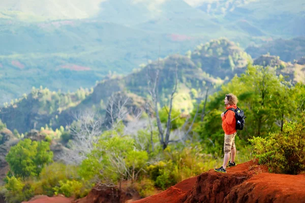 Hombre en el cañón de Waimea —  Fotos de Stock