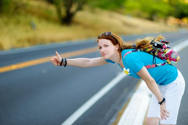 Carona turística feminina na estrada — Fotografia de Stock