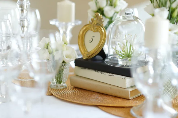 Tisch für Hochzeitsfeier gedeckt — Stockfoto