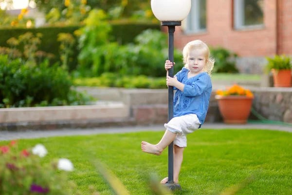 Schattig klein meisje op zomerdag — Stockfoto