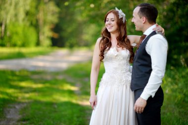 Genç gelin ve damat sarılma