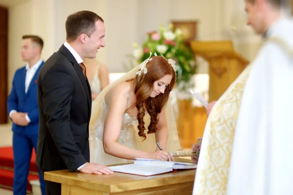 Novia y novio en la iglesia —  Fotos de Stock