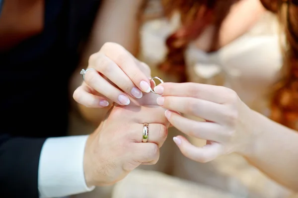 Noiva e noivo com anéis de casamento — Fotografia de Stock