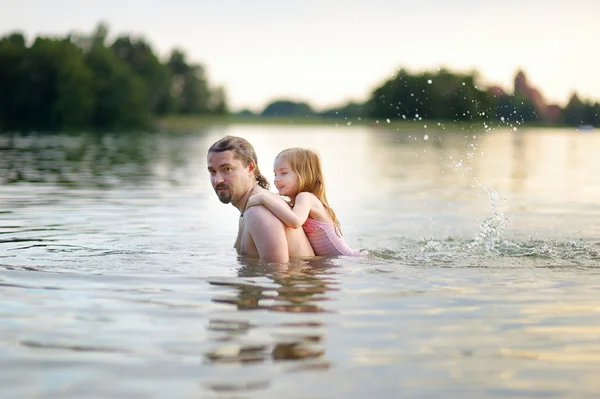 Mała dziewczynka i ojciec w rzece — Zdjęcie stockowe