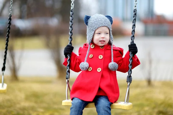 Dziewczynka na swing — Zdjęcie stockowe