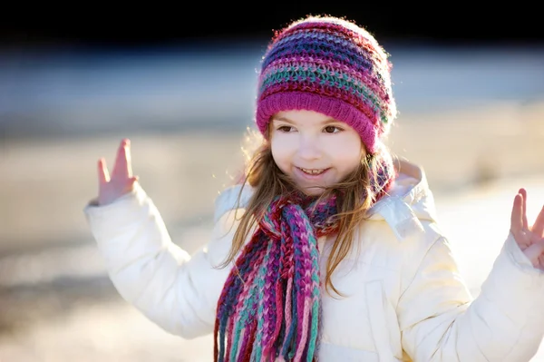 在冬天的小女孩 — 图库照片