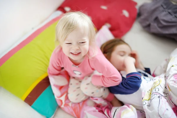 Kleine zusters in bed — Stockfoto