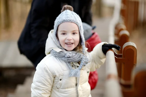 Meisje portret op lente — Stockfoto