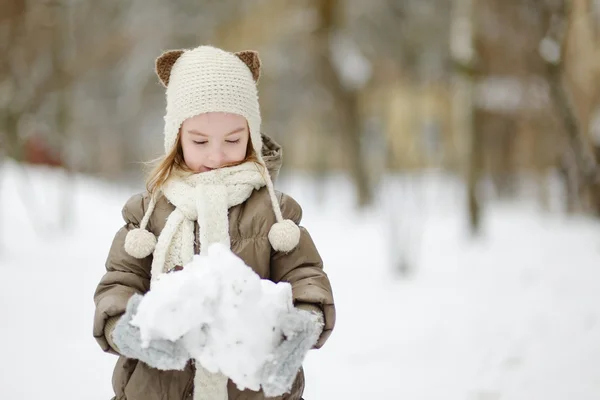 Kış günü küçük kıza — Stok fotoğraf