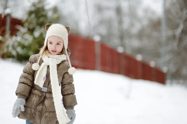 Petite fille au jour d'hiver — Photo