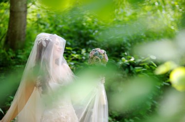 güzel yaz parkta poz gelin