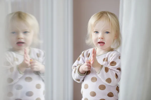 Petite fille avec moustache au lait — Photo