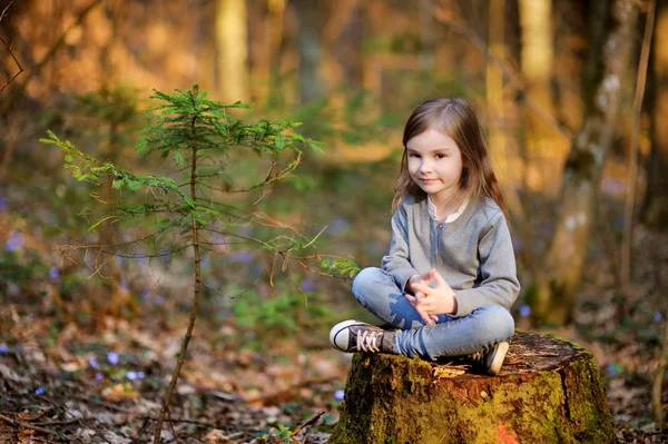 Klein meisje in voorjaar bos — Stockfoto