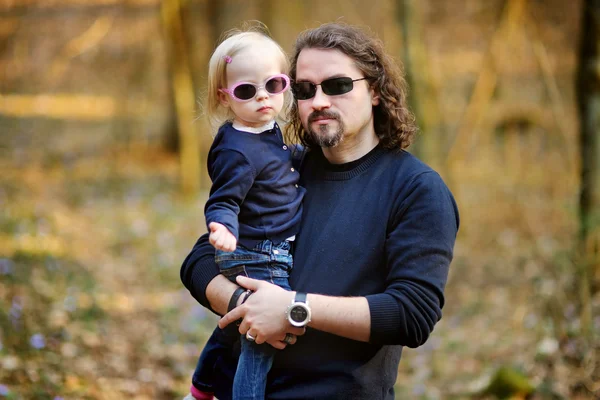 Gelukkige vader met kleine dochter — Stockfoto