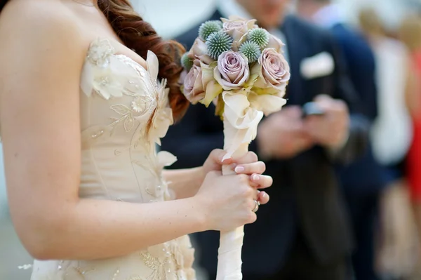 Noiva com buquê de casamento — Fotografia de Stock