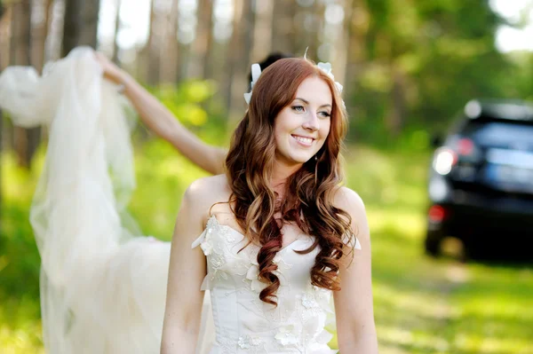 Novia posando en hermoso parque de verano — Foto de Stock